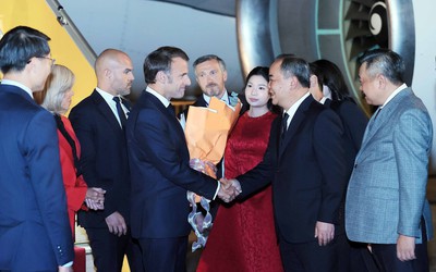 Tổng thống Emmanuel Macron và Phu nhân đến Hà Nội, bắt đầu chuyến thăm Việt Nam