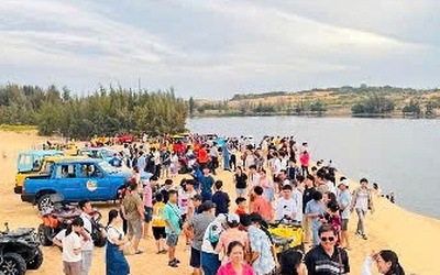 Bình Thuận: Xe địa hình chở 8 người rơi xuống hồ Bàu Trắng, một du khách tử vong