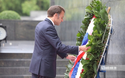 Tổng thống Pháp Macron vào Lăng viếng Chủ tịch Hồ Chí Minh