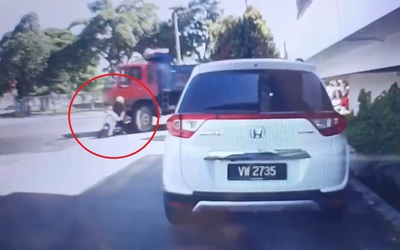 Rẽ trái, xe tải cán tử vong người đàn ông đi xe máy trên phố