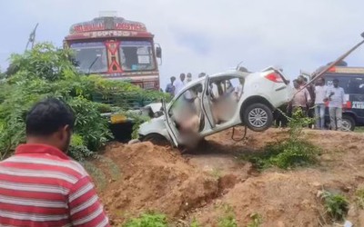 Ô tô con đâm trực diện xe tải, 4 người tử vong