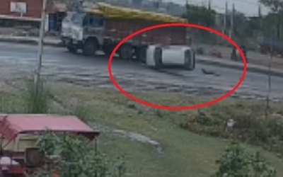 Va chạm với xe tải, ô tô con lộn 5 vòng trên đường