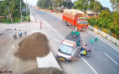 Dừng giữa đường đón khách, ô tô gây tai nạn liên hoàn