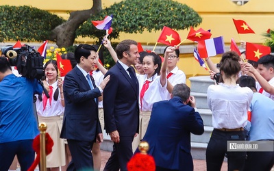 Lễ đón trọng thể Tổng thống Pháp Emmanuel Macron