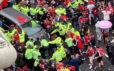 Ô tô lao vào đám đông ăn mừng chiến thắng của Liverpool, 27 người nhập viện