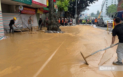 Hà Nội: Bùn từ lòng đất tràn ngược lên phố Cát Linh