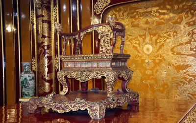 Từ chuyện ngai vàng bị phá