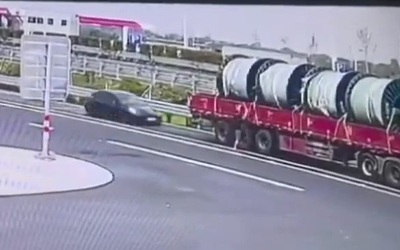 Xe điện Tesla lao như tên bắn, đâm thẳng vào đuôi xe đầu kéo