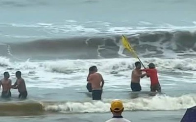 Xôn xao clip nhân viên cứu hộ xô xát với du khách tắm biển Cửa Lò