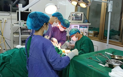 Tóc cuốn vào dây curoa, nữ công nhân gặp tai nạn lao động nghiêm trọng