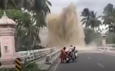 Cột nước khổng lồ phun lên cao khoảng 15 mét bất ngờ xuất hiện giữa đường
