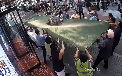 Hàng chục người dân căng tấm thảm, đỡ cụ bà rơi xuống từ tầng 3