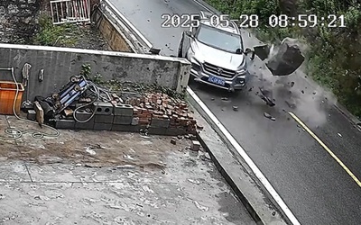 Tảng đá khổng lồ rơi xuống đường, đập trúng xe ô tô