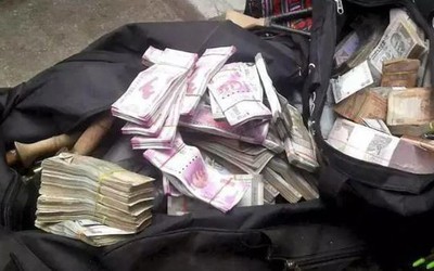 Đi gửi tiền, người đàn ông sốc nặng khi phát hiện 304 triệu đồng tiền mặt gần máy ATM