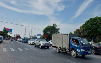 Ùn tắc trên Quốc lộ 1A qua cầu Gianh hơn 500m
