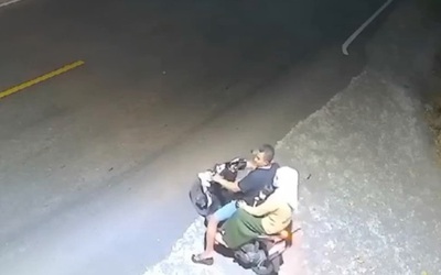 Lốp xe buýt đập trúng xe máy, 3 người sống sót khó tin