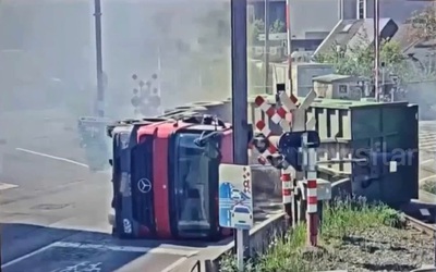 Quên hạ thùng, xe tải đâm vào đường dây điện rồi lật nghiêng