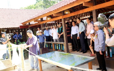Những người "thắp lửa" làng nghề
