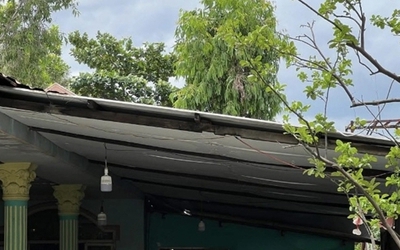Bản tin 1/6: Gọi mãi không được, vợ leo lên mái nhà thì thấy chồng nằm bất động