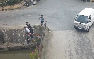 Tránh ô tô, xe máy kẹp ba bất ngờ lao thẳng xuống mương