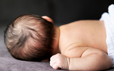Mải dùng điện thoại, nữ y tá cắt nhầm ngón tay cái của trẻ sơ sinh