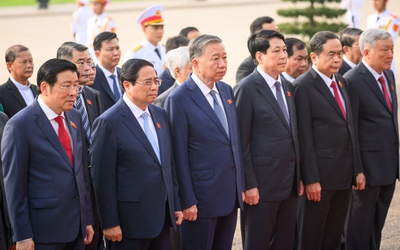 Lãnh đạo Đảng, Nhà nước cùng các ĐBQH vào Lăng viếng Chủ tịch Hồ Chí Minh