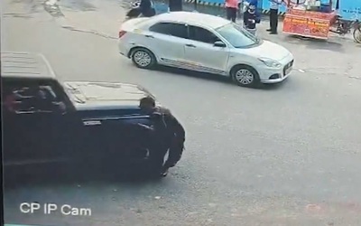 Tài xế ô tô lái xe đâm nam bảo vệ vì bị yêu cầu ngừng bấm còi