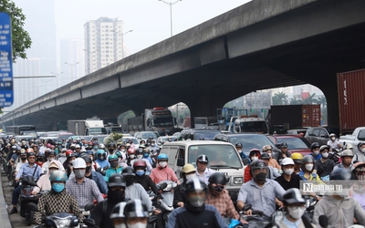 Đường phố Hà Nội ùn tắc kéo dài trong sáng ngày đầu đi làm sau lễ