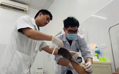 Hồi sinh bàn tay bị hoại tử do điện giật