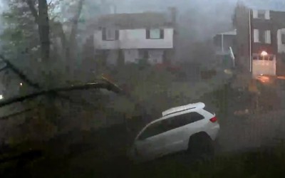 Kinh hoàng, giông bão quật đổ cây lớn, đè bẹp ô tô ở Mỹ
