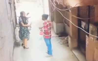 Đi bộ trong ngõ, người phụ nữ bị cướp ví tiền ngay giữa ban ngày