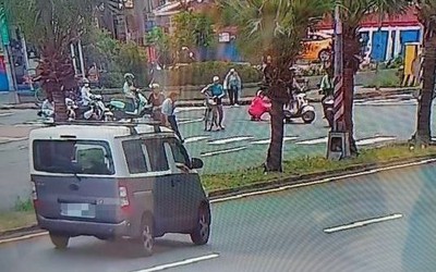 Tiền mặt rơi rải rác trên đường, người dân lao ra nhặt và cái kết bất ngờ