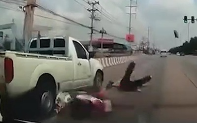 Người đàn ông bất ngờ văng khỏi xe máy, bị ô tô đâm trúng