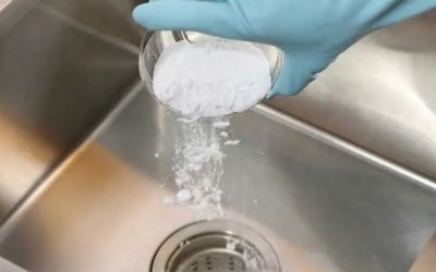 Bé 2 tuổi bỏng khắp miệng vì uống nhầm bột thông cống