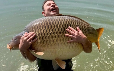 Người đàn ông sốc nặng khi bắt được con cá chép khổng lồ nặng 48kg