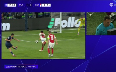 Phản ứng bất ngờ của CĐV Arsenal trước quả phạt đền của PSG