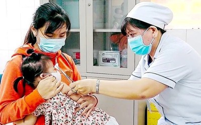 Ngăn chặn bùng phát dịch sởi, Bình Thuận nỗ lực tiêm vắc-xin phòng bệnh