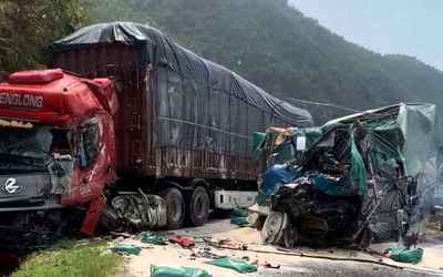 Khoảnh khắc xe tải tông trực diện vào xe đầu kéo ở Tuyên Quang