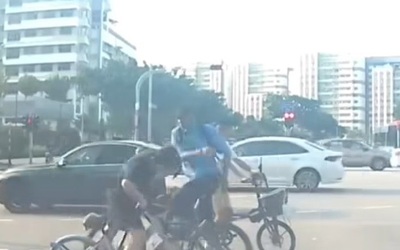 Va chạm nhẹ, người đàn ông hung hăng tát bé trai ngay giữa phố
