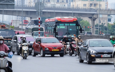 Hà Nội tăng cường xử lý xe đón, trả khách sai quy định