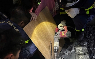 Hà Nội: Giải cứu thành công bé 8 tuổi bị kẹt tay trong đường ống đài phun nước