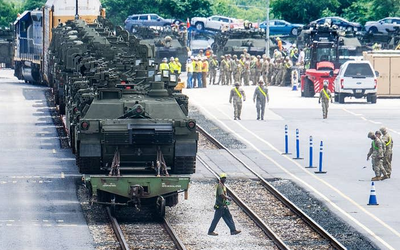 Xe tăng, xe chiến đấu tiến vào Washington, DC trước thềm sự kiện có 1-0-2