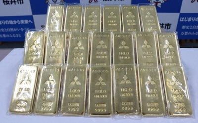 Xôn xao cụ ông 70 tuổi mang túi vàng "khủng" gần 60 tỷ đến tặng cho thành phố