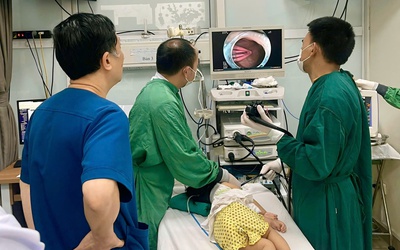 Bé gái 21 tháng tuổi suýt thủng ruột vì nuốt phải kẹp tóc