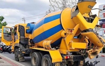 Va chạm với xe bồn trộn xi măng, hai mẹ con đi xe máy tử vong