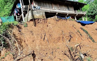 Người dân “chạy đua” di dời nhà cửa đến nơi an toàn trước khi mưa lũ