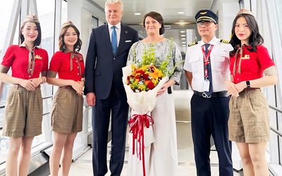 Tổng thống Litva đến Hà Nội trên chuyên cơ Vietjet