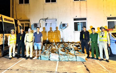 CSGT phát hiện xe khách chở hàng trăm bình nghi là "khí cười"