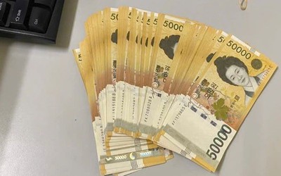 Bọc nhỏ màu đen chứa đầy tiền mặt bị bỏ quên ở sân bay