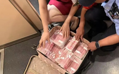 Phát hiện chiếc vali chứa 3,6 tỷ đồng bỏ quên trên tàu
